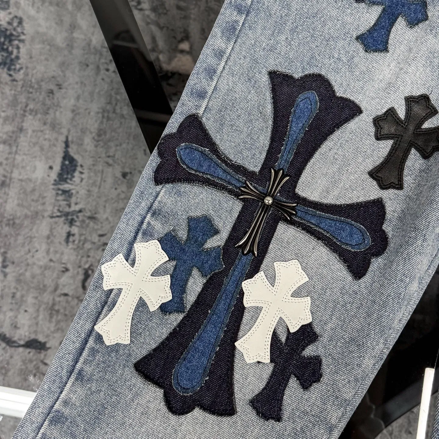 P310 Ch rare co-branded top item Chrome hearts new Chrome heart patchwork patchwork cross stitching micro-flare jeans Top-notch configuration, details are invincible! ! Cleanfit has become very popular in the past two years, and Kroxin’s consistent style is particularly high-end! ! Imported Japanese woven fabric ready-made clothes, genuine leather Crocodile leather labels and waist cloth leather tags are sewn on. The overall process is very cumbersome. The buttons on the trousers fly, rivets, back pockets, and metal decorative plates are all custom-made from molds. After they are finished, they are distressed to create a very effective effect. It has a vintage taste, and has been used by all kinds of big-name European and American celebrities. Kenijima’s cleanfit style has become popular all over the world. Top-grade hardware, pay attention to my detailed photos, the buttons are all detachable, and they are made of 925 engraved silver! ! Match as you like, suitable for both men and women ✔️✔️ Color: Blue Size: S M L XL